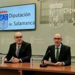 El presidente de la DIputación de Salamanca, Javier Iglesias (d), junto al diputado de Presidencia, Carlos García Sierra (i), en La Salina