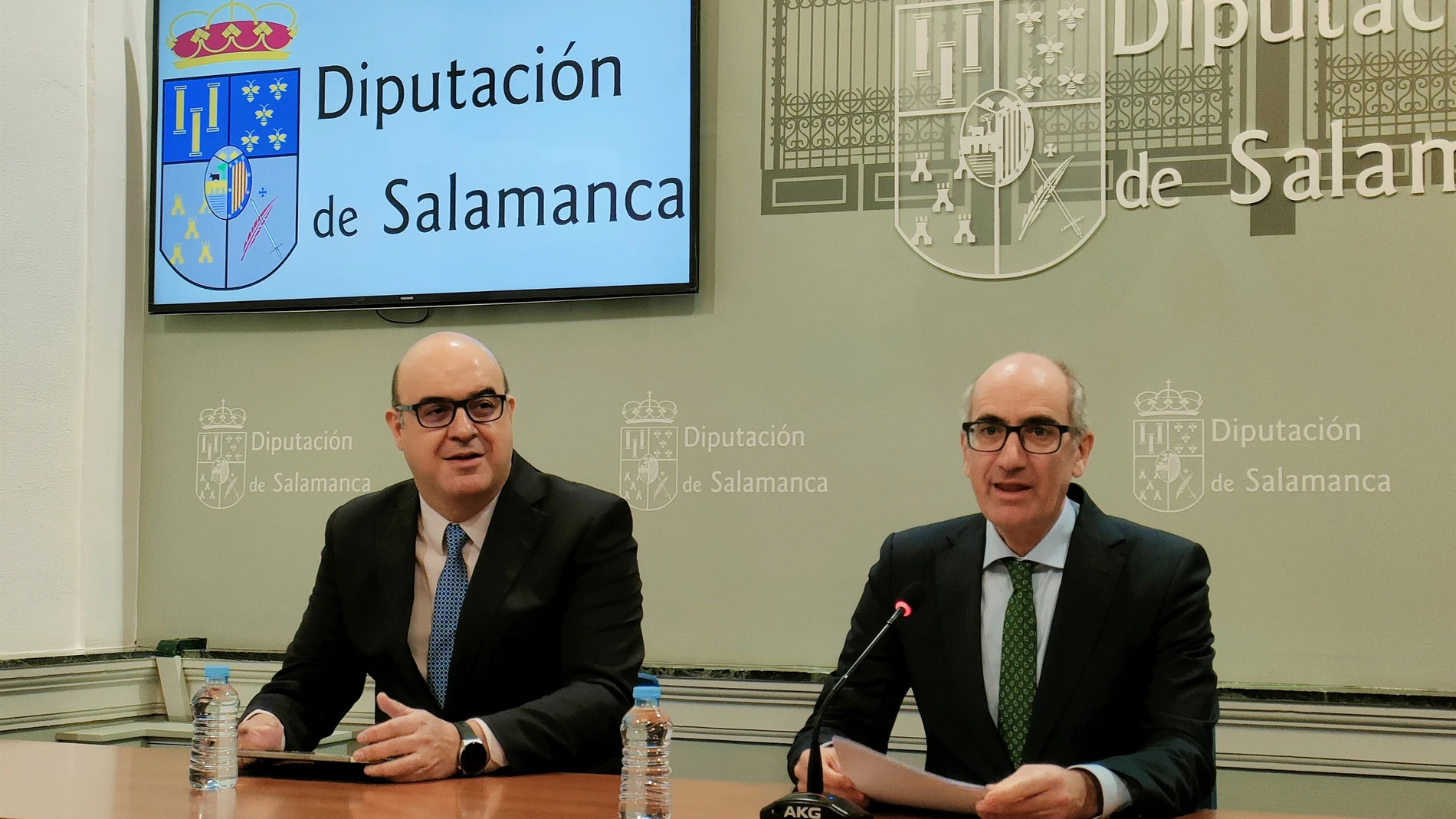 El presidente de la DIputación de Salamanca, Javier Iglesias (d), junto al diputado de Presidencia, Carlos García Sierra (i), en La Salina EUROPA PRESS 28/12/2023