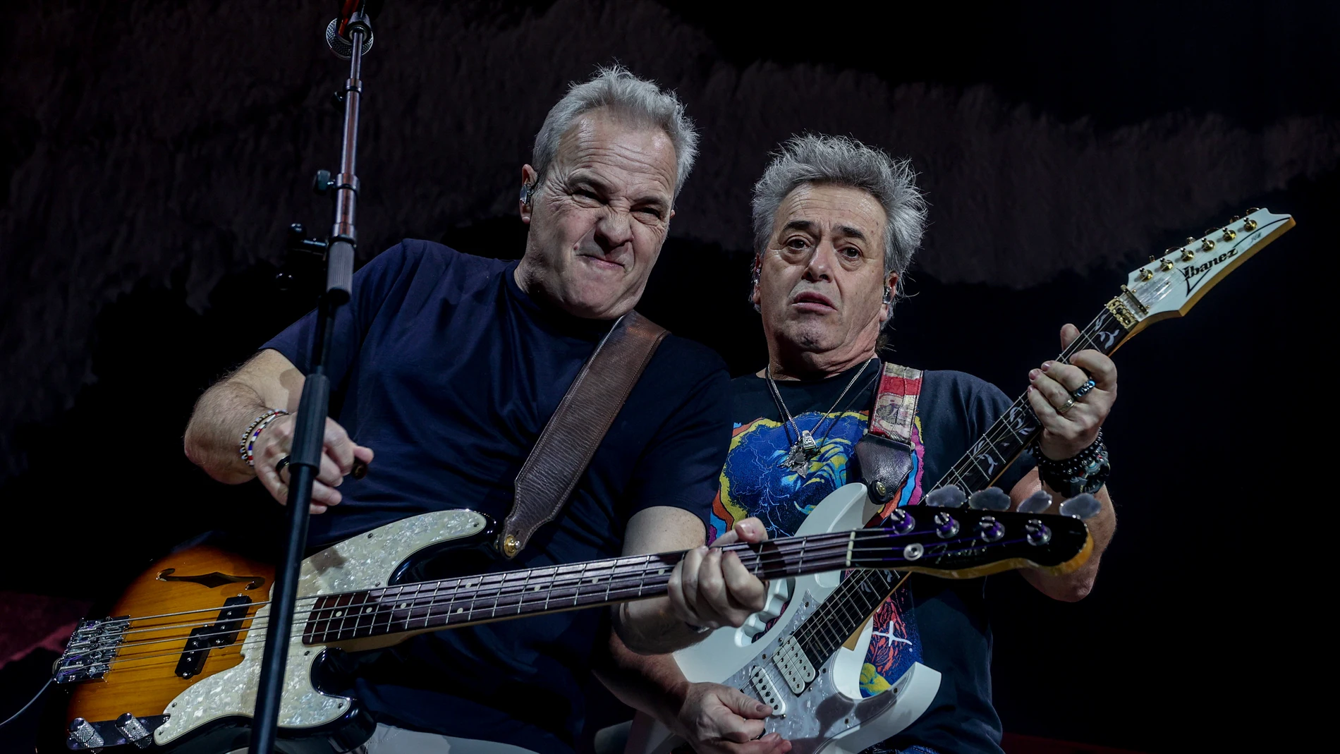 Dos componente de la banda Hombres G durante una actuación en el WiZink Center, a 28 de diciembre de 2023, en Madrid (España). Hombres G es un grupo musical español de rock and roll y pop rock. Fue fundada en Madrid en 1981 por su vocalista y bajista David Summers y uno de sus guitarristas, Rafa Gutiérrez, junto con Javier Molina y Daniel Mezquita. Han vendido a nivel internacional más de 20 millones de discos. 28 DICIEMBRE 2023;HOMBRES G;GRUPO;MÚSICA;BANDA;CONCIERTO;WIZINK Ricardo Rubio / ...