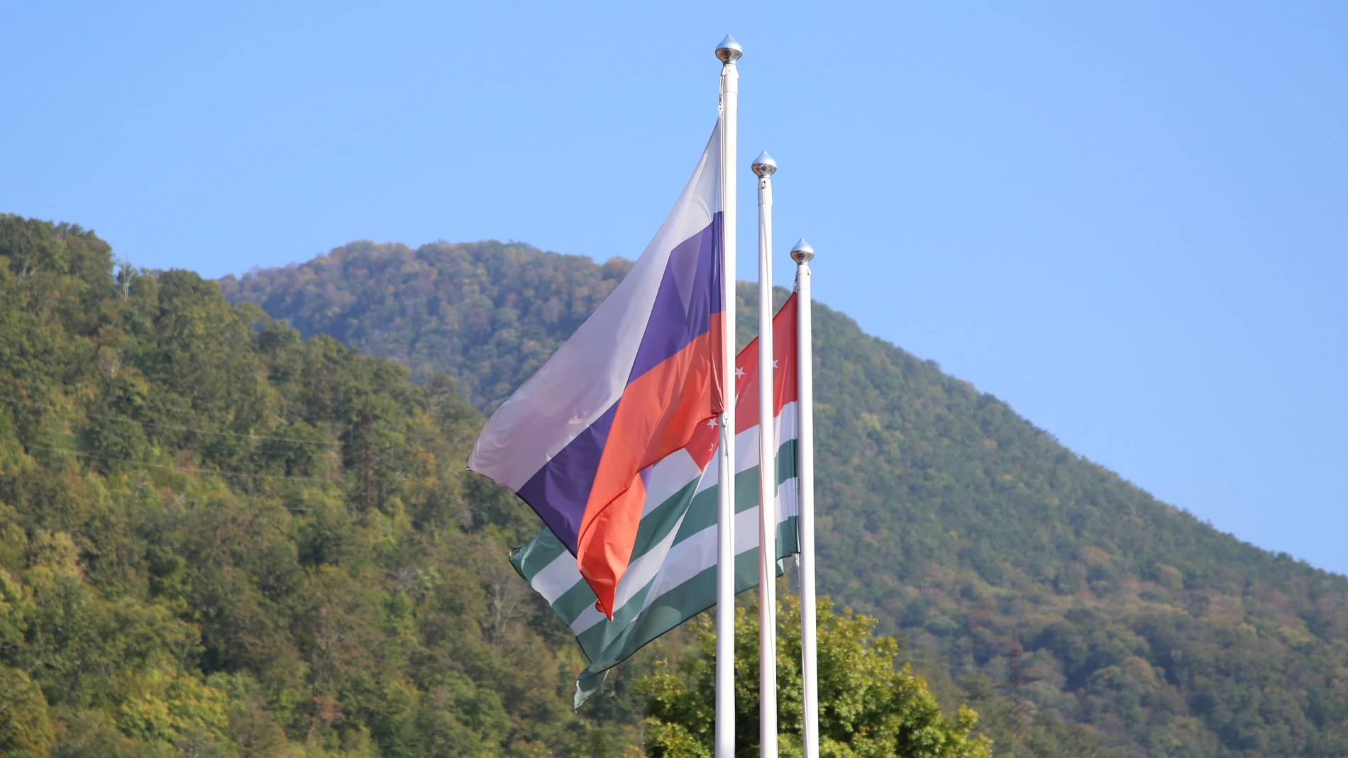 Oct 21, 2019 - Gagra, Abkhazia - On the background of the Caucasus mountains you can see Russian and Abkhazian flags together. (Foto de ARCHIVO) 21/10/2019