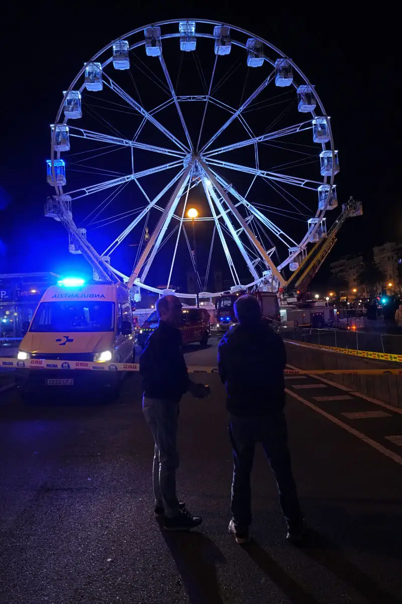 Rescate de los bomberos tras la avería de una noria en San Sebastián