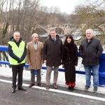 El presidente de la Diputación de Burgos, Borja Suárez, entre otros, inaugura el Puente