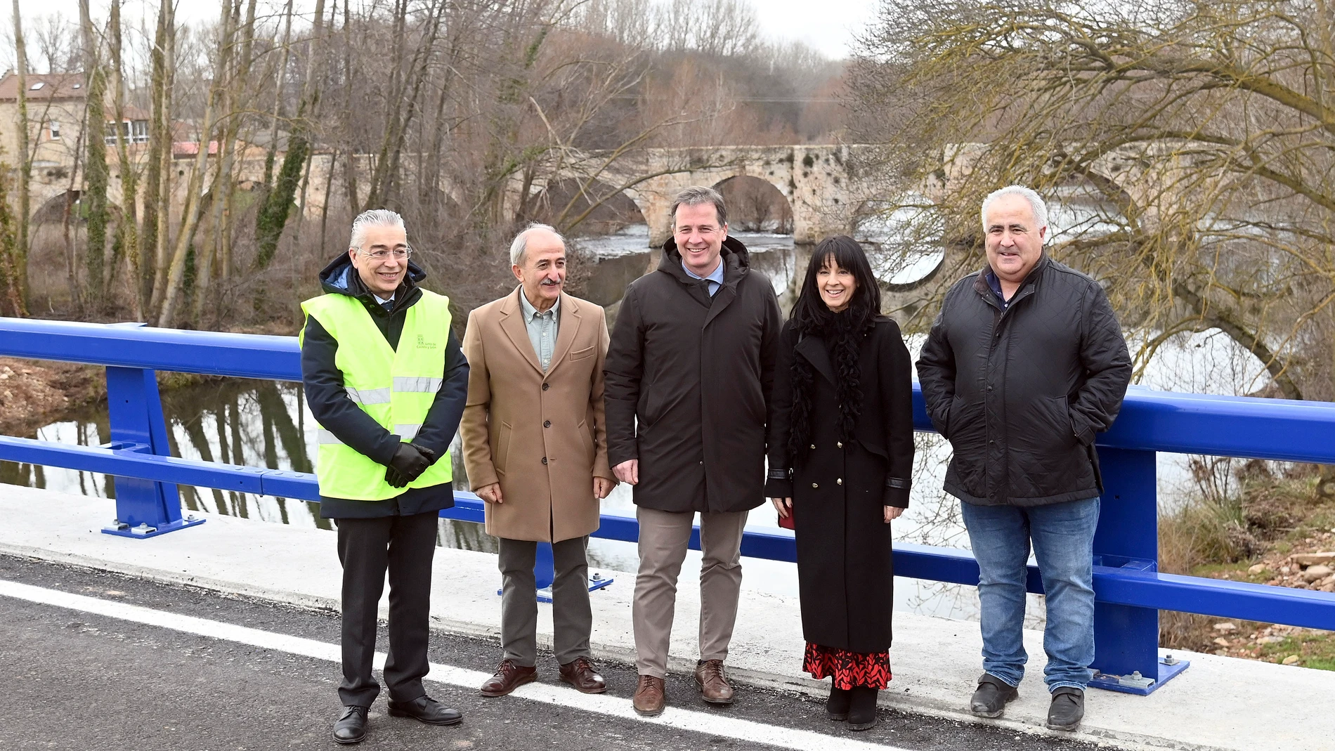 El presidente de la Diputación de Burgos, Borja Suárez, entre otros, inaugura el Puente