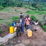Niños de la isla de Idjwi en Congo van a buscar agua a la única fuente que hay en la isla