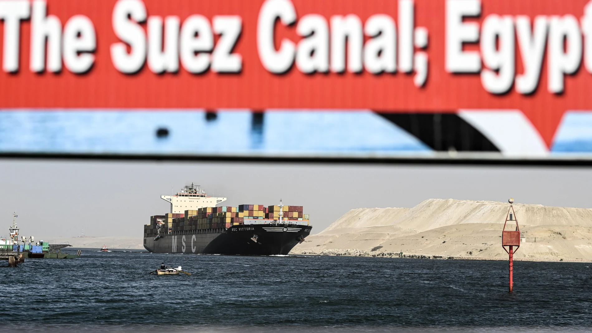 Ismailia (Egypt), 22/12/2023.- A Mediterranean Shipping Company (MSC) container ship crosses the Suez Canal towards the Red Sea in Ismailia, Egypt, 22 December 2023. On 18 December, the US Department of Defense announced a multinational operation to safeguard trade and to protect ships in the Red Sea, amid the recent escalation in Houthi attacks originating from Yemen, according to a press release from the U.S. Department of Defense. These attacks in recent weeks had prompted major shipping companies to reroute their operations and raised concerns of prolonged disruptions to global trade. (Egipto) EFE/EPA/MOHAMED HOSSAM