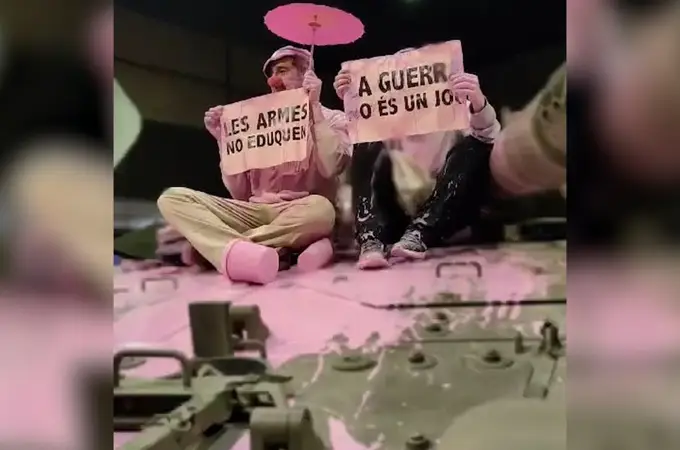 Detienen a las dos personas que tiraron pintura rosa a un tanque expuesto en Expojove en Valencia