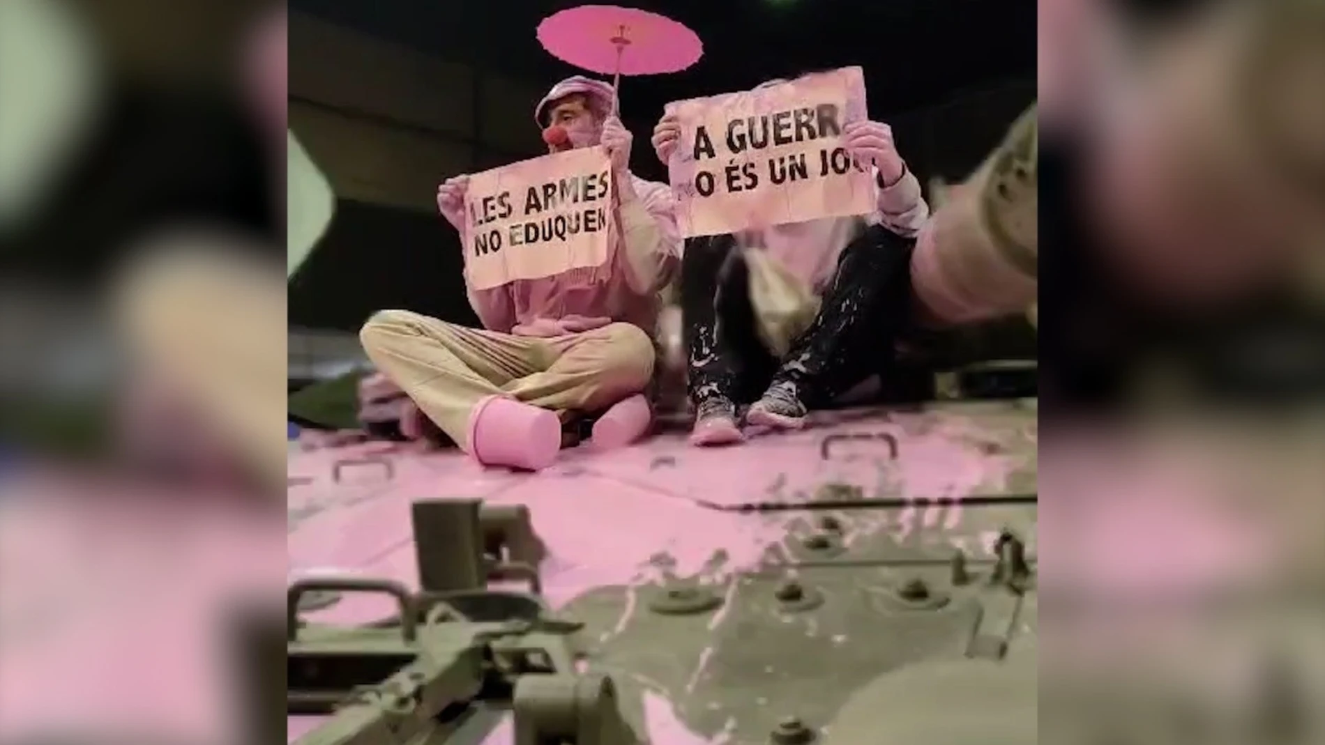 Detenidos dos antimilitaristas por el vertido de pintura a un tanque en Expojove en Valencia