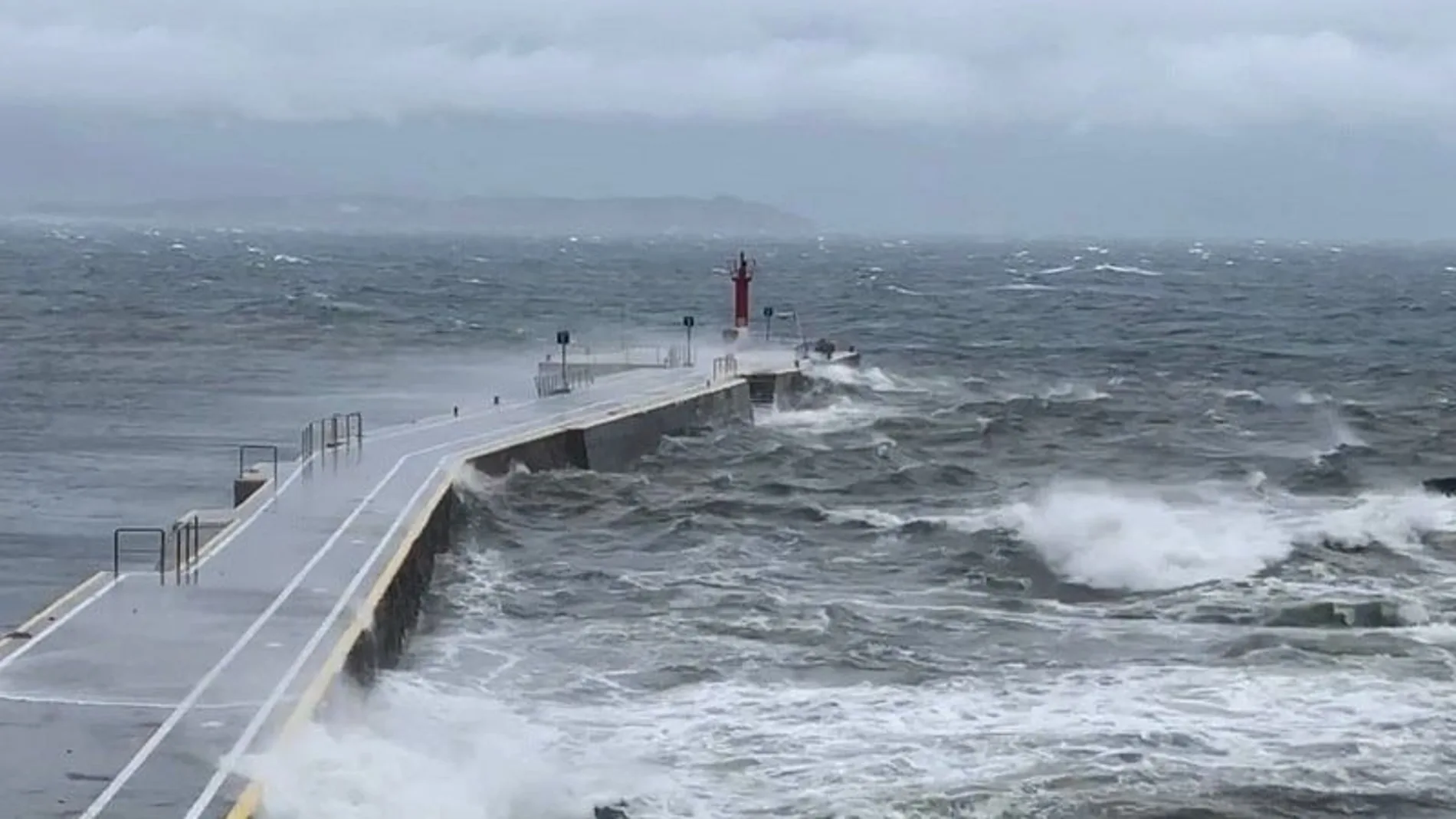 La costa gallega entra en alerta amarilla con olas de hasta cinco metros