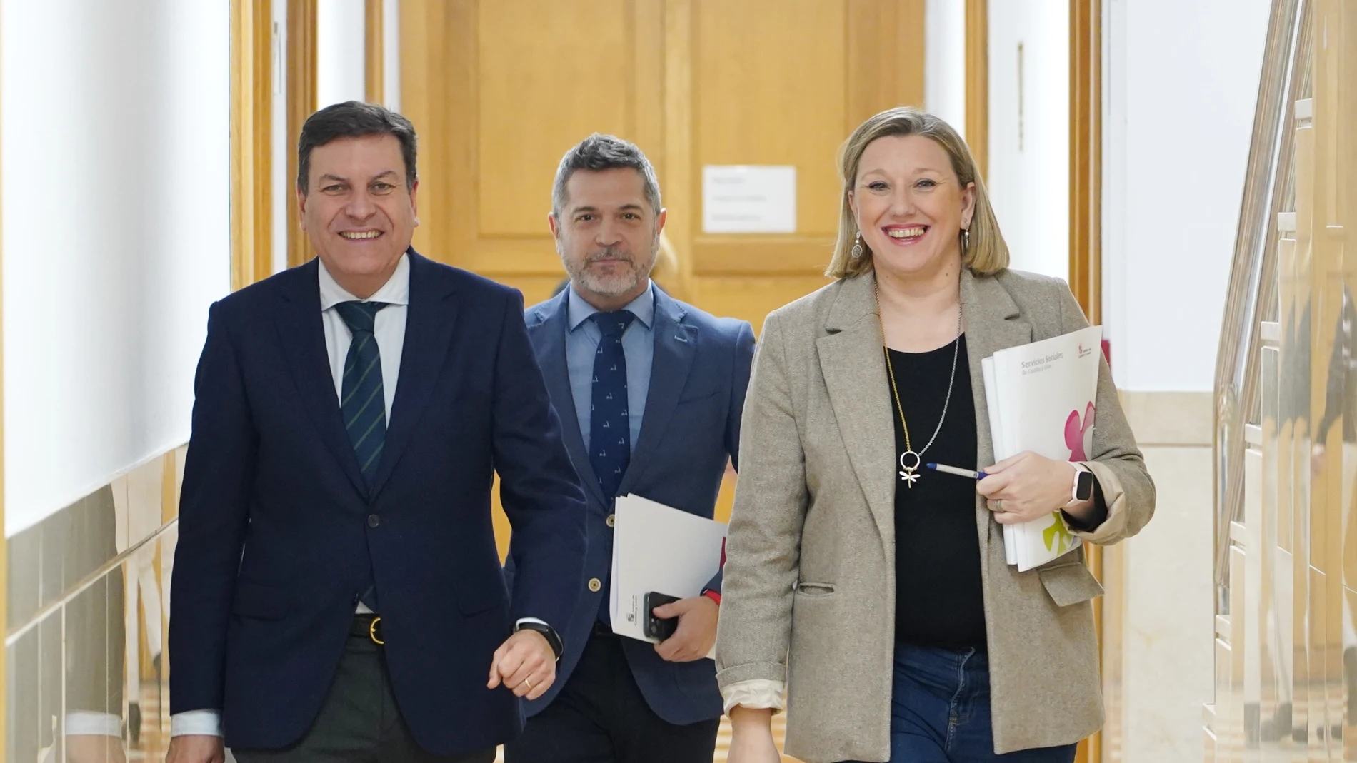 Los consejeros Isabel Blanco y Carlos Fernández Carriedo, junto al director de Comunicación Julio López, antes de informar de los acuerdos del Consejo de Gobierno