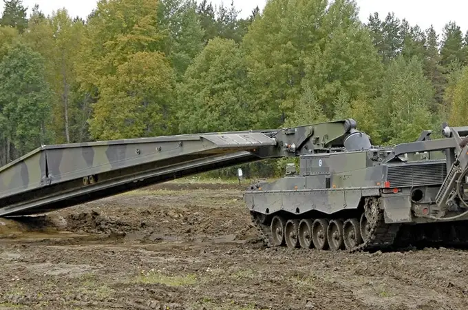 España podría convertir viejos tanques Leopard 2A4 en vehículos lanzapuentes para el Ejército de Tierra, como hará Finlandia