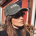 Sara Carbonero con gorra de su marca. 