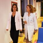 La consejera de Salud, Catalina García, junto a la nueva gerente del SAS, Valle García 