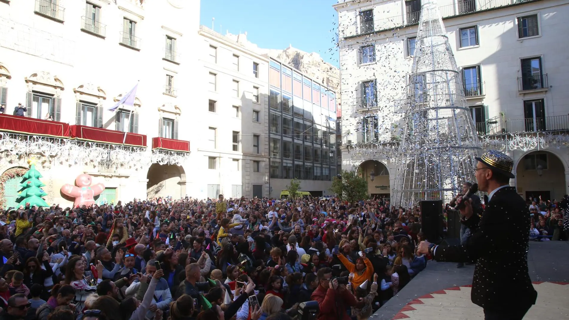 Imagen de archivo de la fiesta de Nochevieja en la plaza del Ayuntamiento de Alicante.