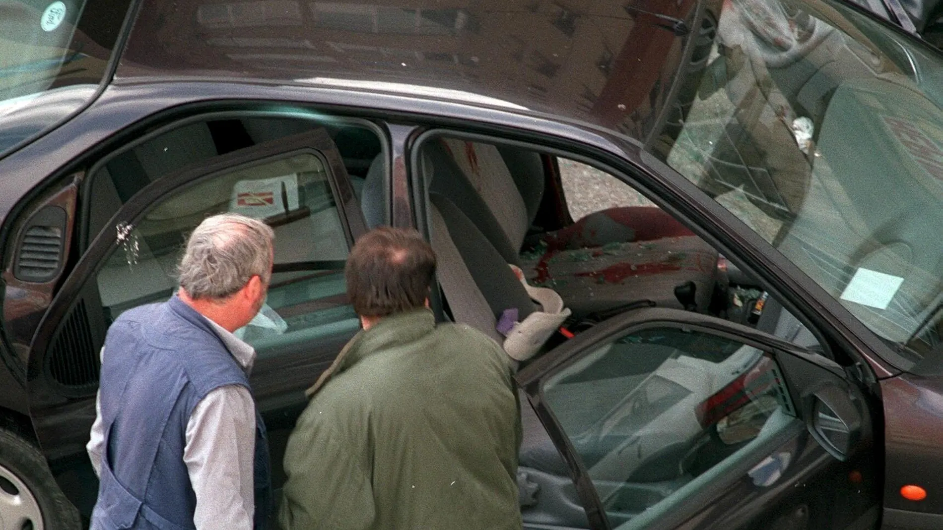 Imagen del coche de Tomás Caballero en el que fue asesinado en 1998