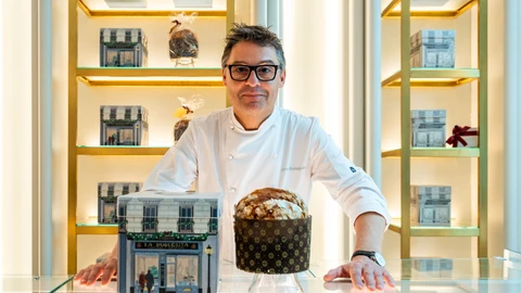 Oriol Balaguer con el panettone edición limitada de La Duquesita