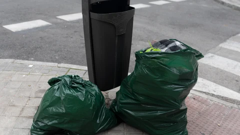 El Ayuntamiento de Madrid pide no sacar la basura en Nochevieja porque no hay servicio de recogida