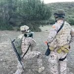 Un militar español instruye a un soldado ucraniano en el uso de armamento anticarro