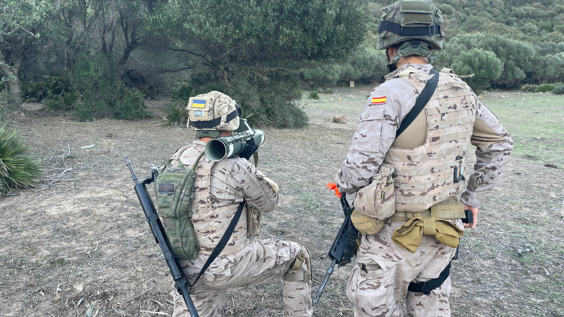 Un militar español instruye a un soldado ucraniano en el uso de armamento anticarro
