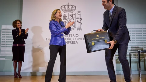 El nuevo ministro de Economía, Carlos Cuerpo recibe la cartera de manos de su antecesora en el cargo, Nadia Calviño en presencia de María Jesús Montero, nueva vicepresidenta primera durante un acto celebrado este viernes en el ministerio de Economía en Madrid.