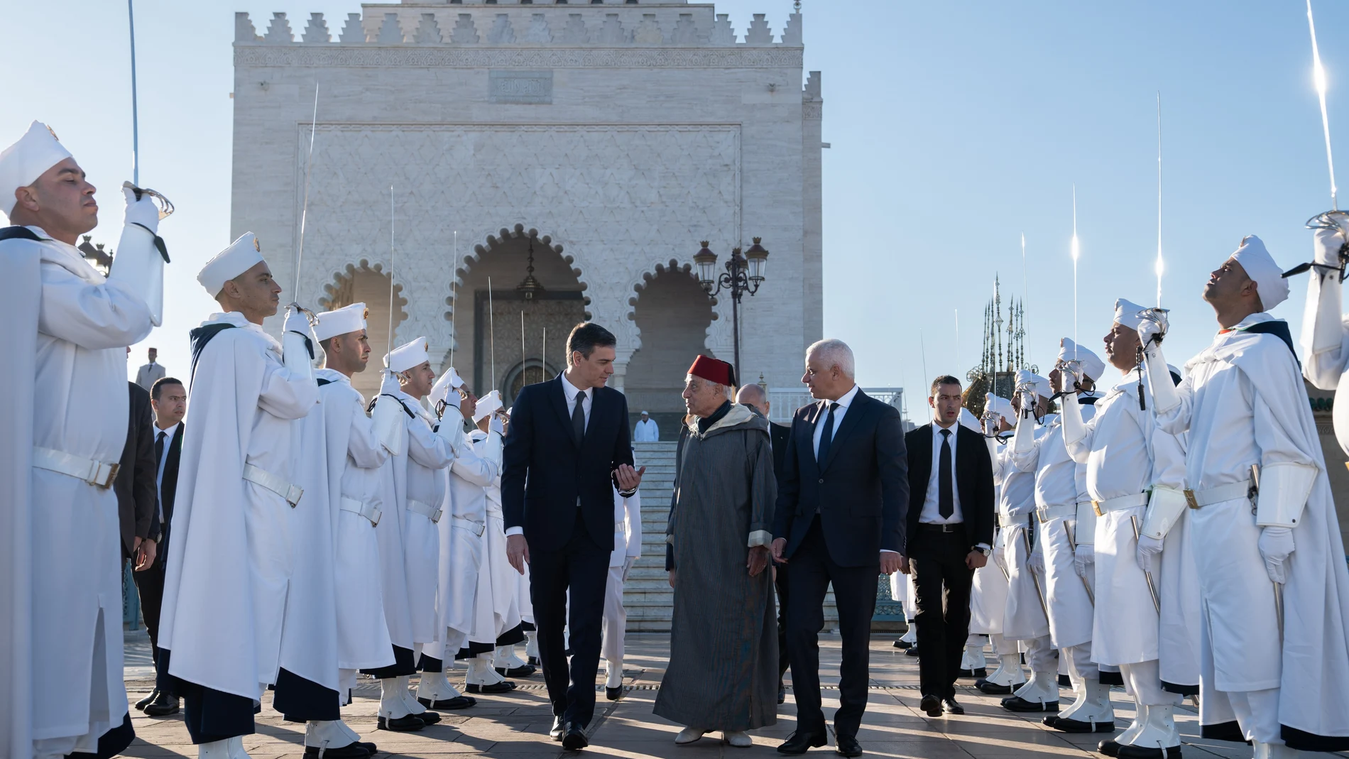 (I-D) El presidente del Gobierno, Pedro Sánchez; el historiador del Reino de Marruecos y portavoz del Palacio Real, Abdelhak Lamrin y el ministro de Sanidad y Protección Social de Rabat, Khalid Ait Taleb, después de visitar el Mausoleo de Mohamed V, a 2 de febrero, en Rabat (Marruecos).