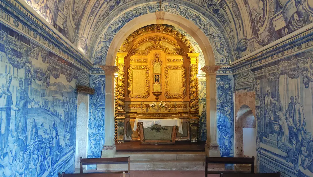 Interior de la capilla, ricamente decorada con azulejos