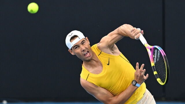 Nadal ejecuta un saque en un entrenamiento en Australia