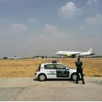 Agente de la Guardia Civil vigila las pistas de un aeropuerto