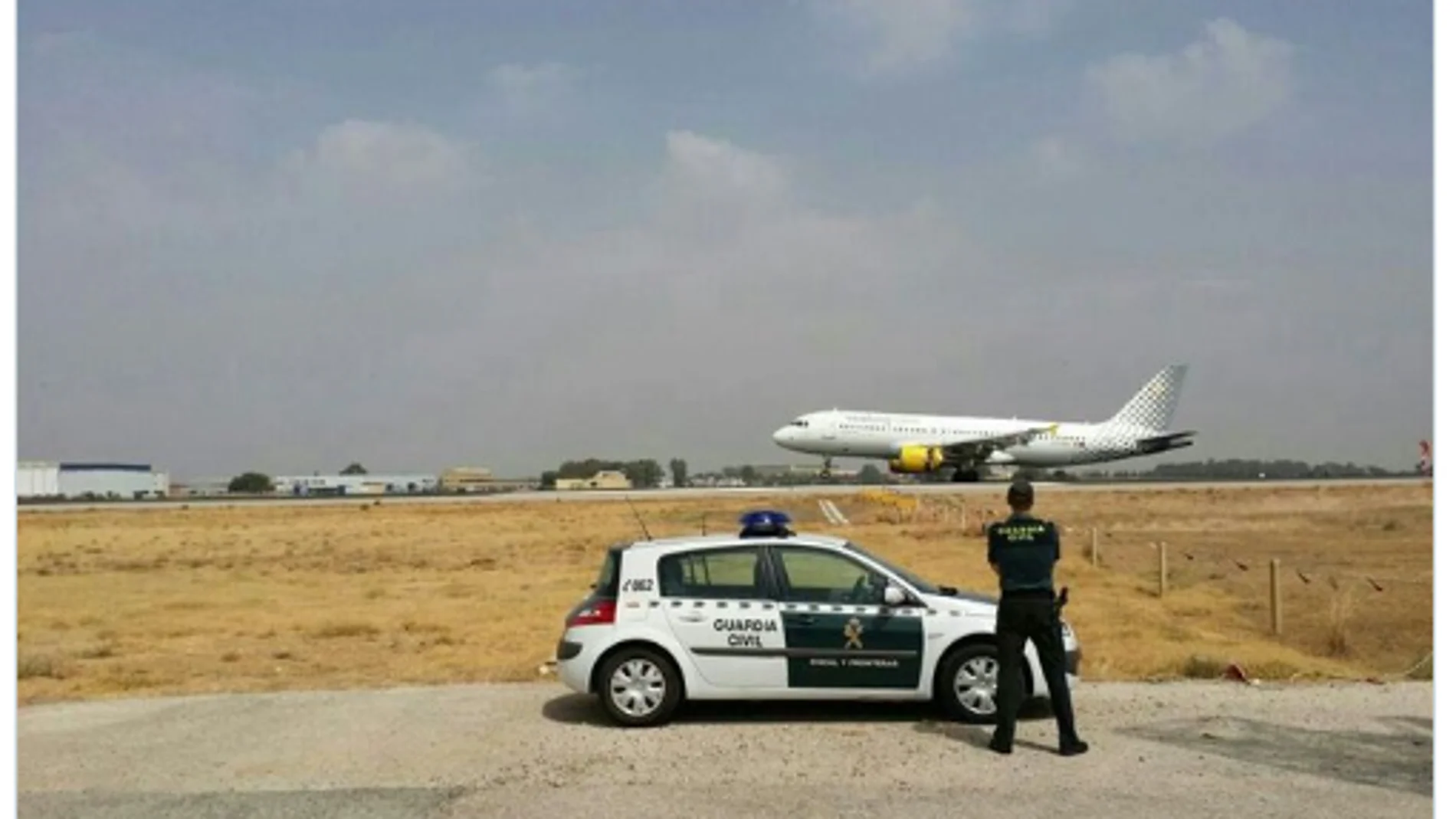 Agente de la Guardia Civil vigila las pistas de un aeropuerto