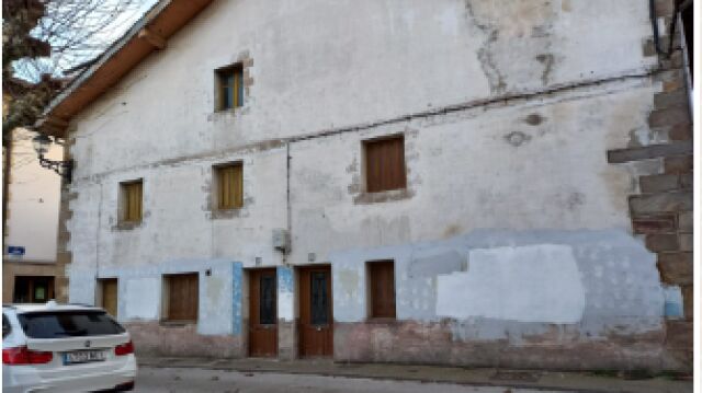 Borrado de las pintadas en casa de los Ulayar