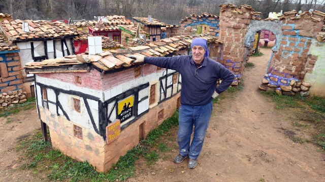 Félix Yáñez junto al "Territorio Artlanza"