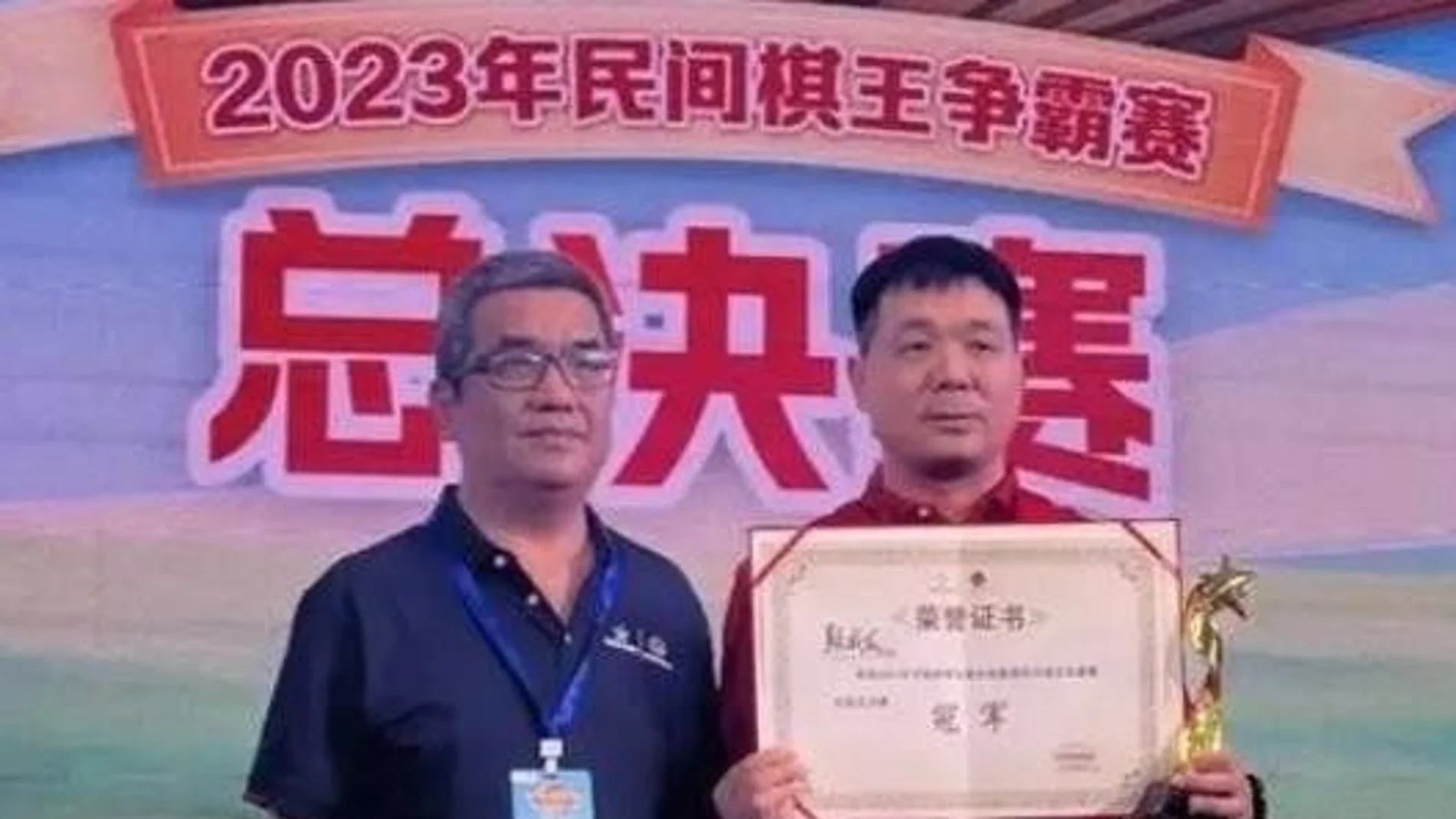 Yan Chenglong (derecha), campeón del Concurso Nacional Chino de Ajedrez