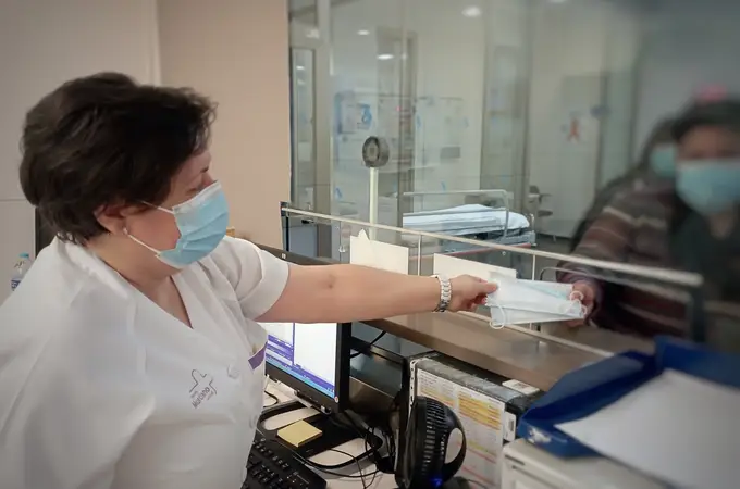 La ola de contagios obliga a la Comunidad Valenciana a recuperar la mascarilla en hospitales y centros de salud