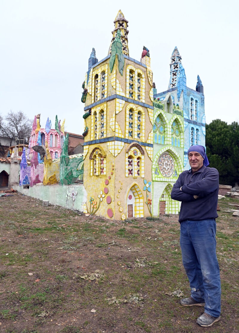 Yañez junto a la réplica de la Catedral de Burgos