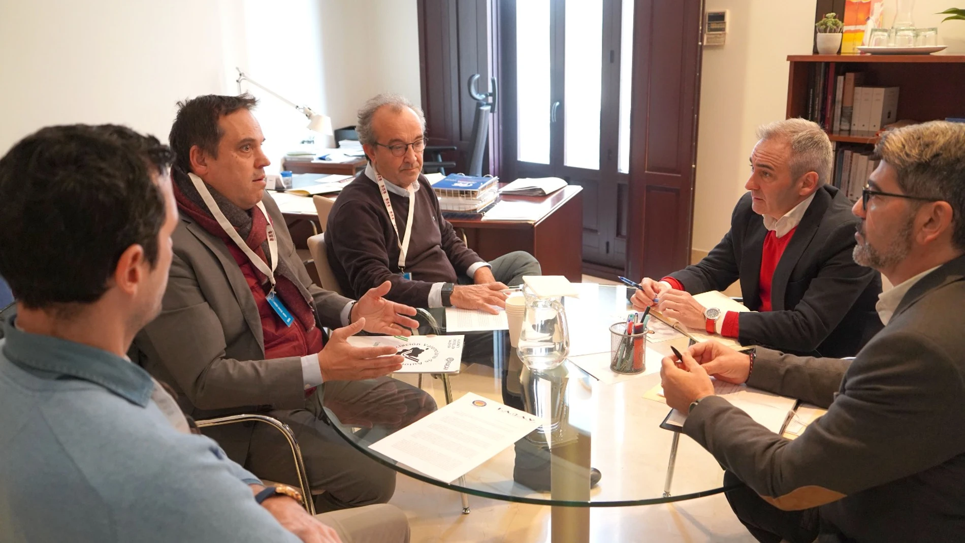 El PP dice que la falta de examinadores de Tráfico ha provocado el cierre de cuarenta autoescuelas