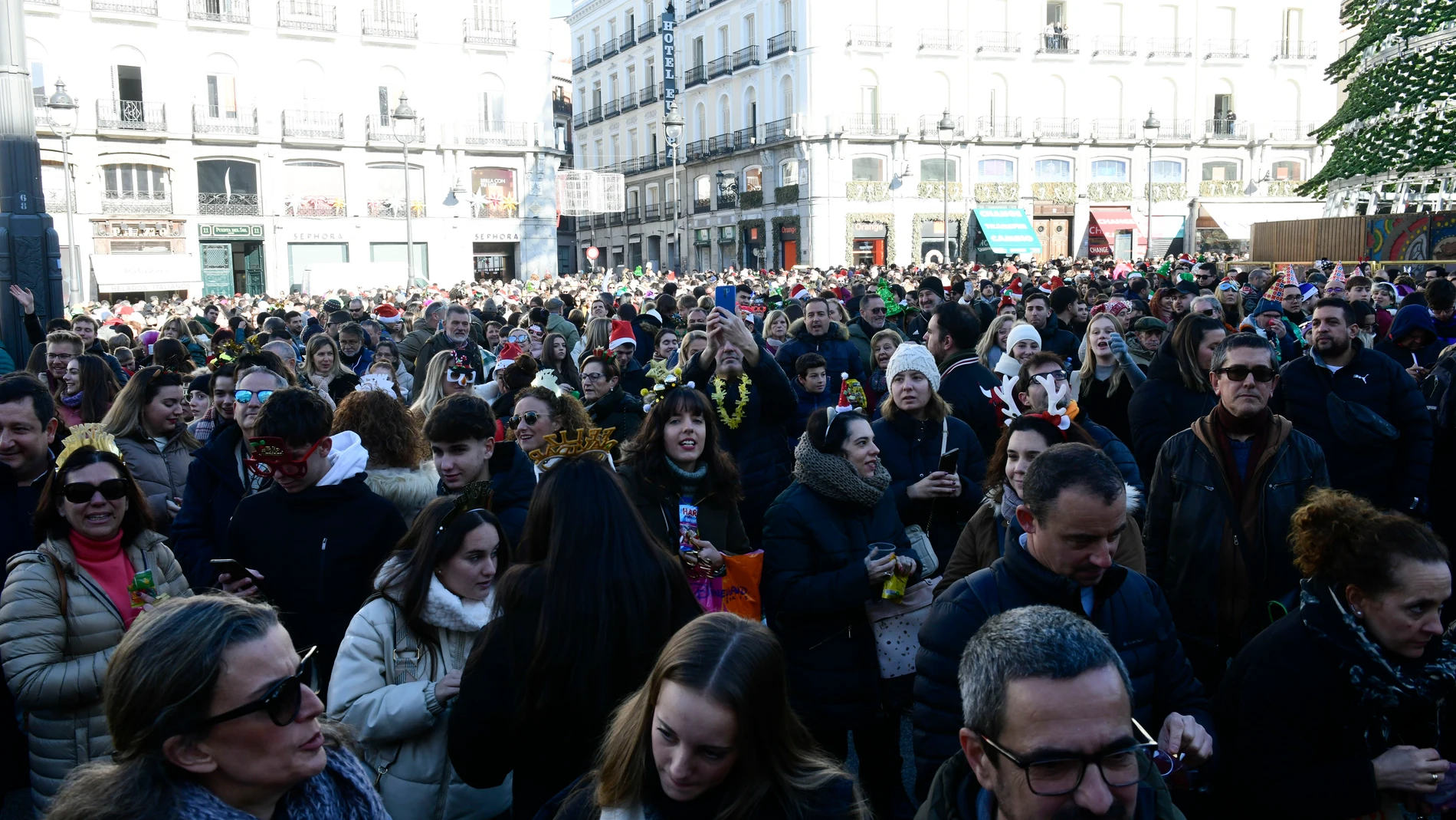MADRID, 30/12/2023.- Varias personas celebran durante el ensayo de las campanadas de Fin de Año en la Puerta del Sol las 'preuvas'. EFE/ Víctor Lerena 