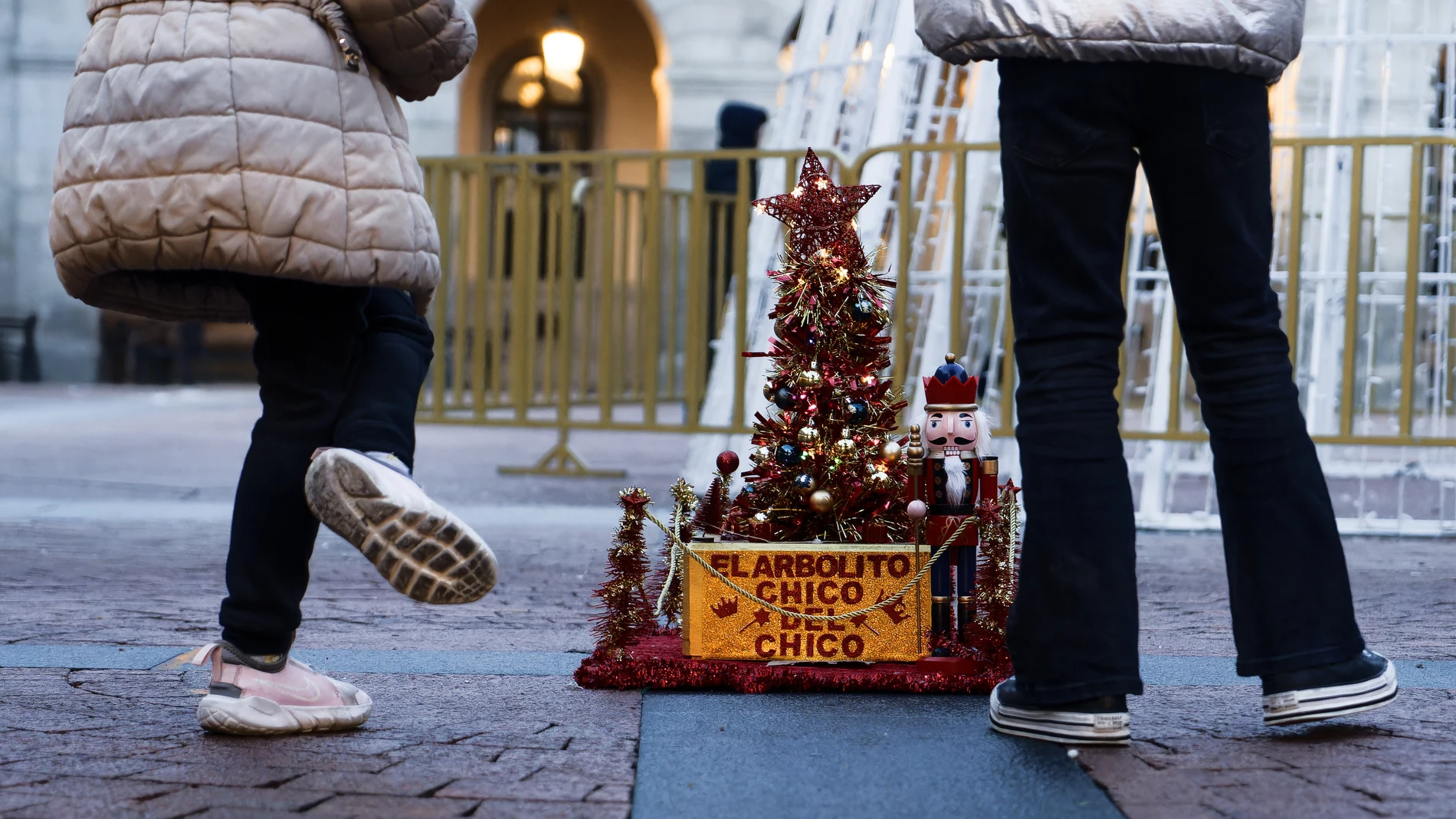 ÁVILA, 30/12/2023.- Mientras unas ciudades compiten por ver cuál de ellas cuenta con el árbol de Navidad más alto de España, en Ávila se encuentra, quizá, uno de los más pequeños: "El arbolito chico del Chico". Surgió en 2019 ante el retraso en la instalación de la iluminación y los adornos navideños de Ávila y, desde entonces, se ha convertido en toda una atracción en miniatura. EFE/ Raúl Sanchidrián
