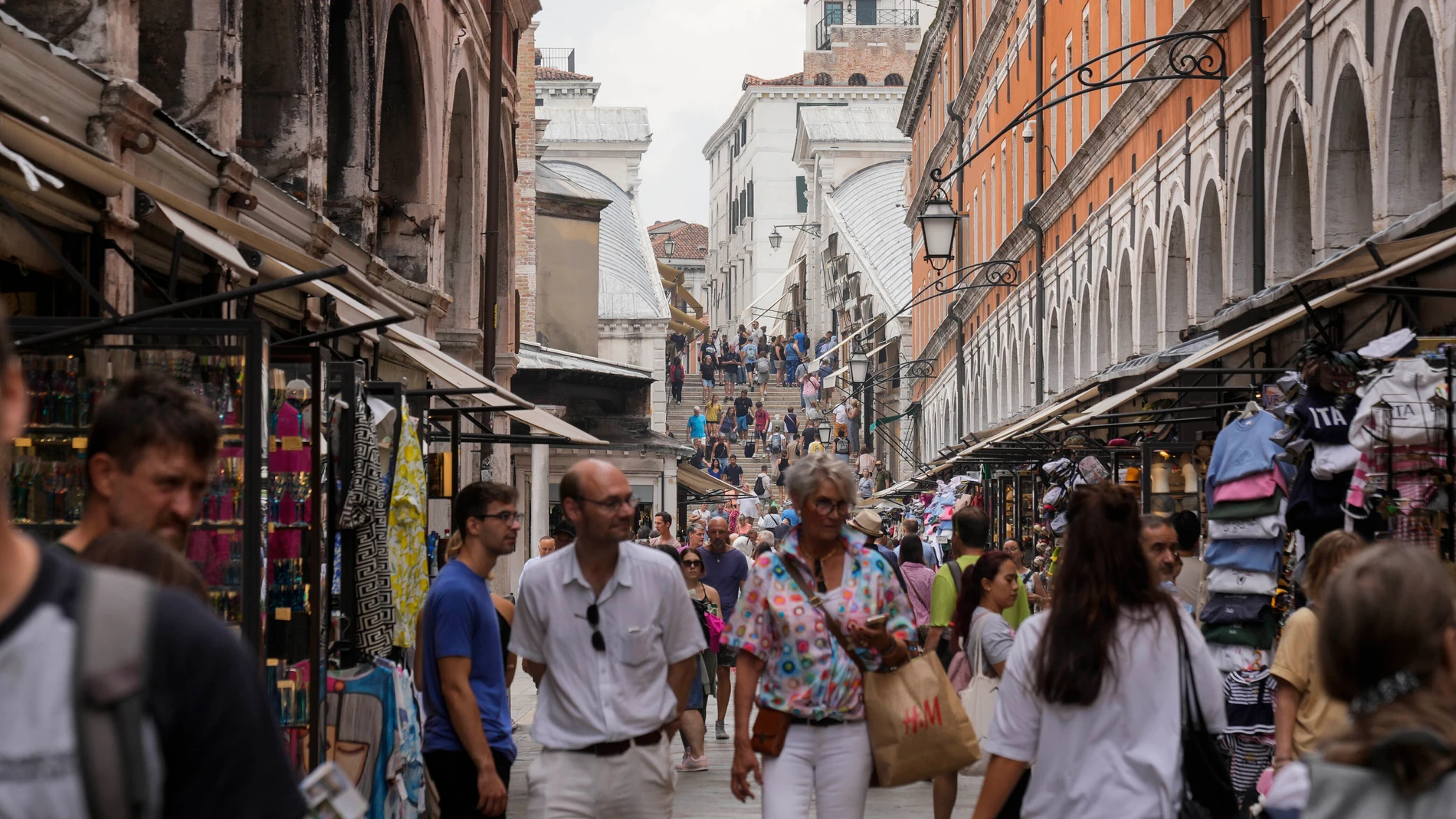 FILE -Tourists walk in a crowded street in Venice, Italy, Wednesday, Sept. 13, 2023. Venice on Saturday, Dec. 30, 2023 announced new limits on the size of tourist groups in another measure aimed at reducing the pressure of mass tourism on the famed canal city. Starting in June, groups will be limited to 25 people. (AP Photo/Luca Bruno, File)