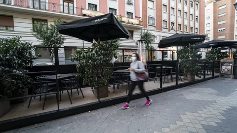 Las terrazas Covid en bandas de aparcamiento desaparecerán de la capital este año