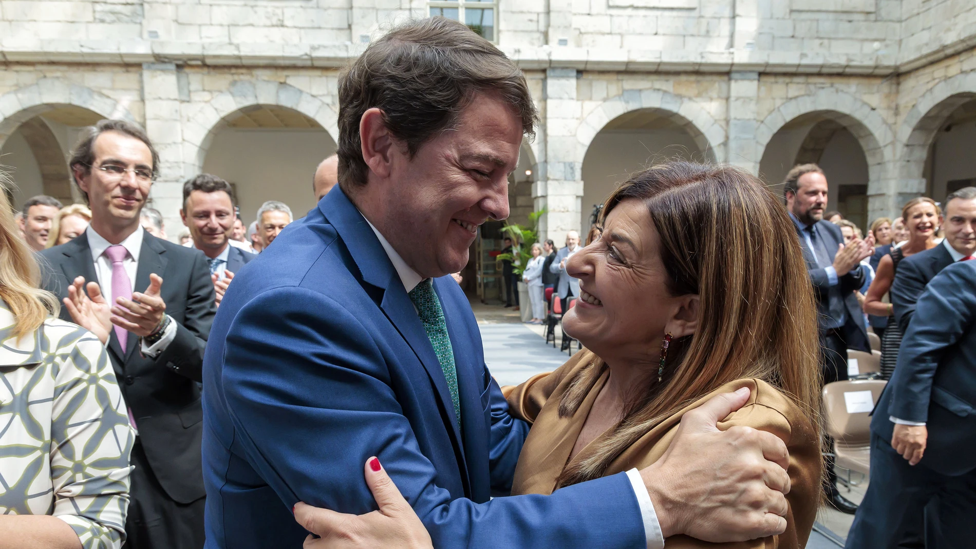 El presidente de Castilla y León, Alfonso Fernández Mañueco, felicita a la de Cantrabria, María José Sáenz de Buruaga, en la toma de posesión de esta última