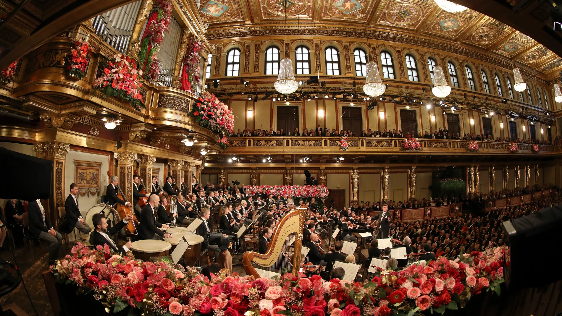 VIENA, 01/01/2024.- La Orquesta Filarmónica de Viena ofrece este lunes su célebre Concierto de Año Nuevo que, bajo la batuta del maestro alemán Christian Thielemann, es televisado en directo a cerca de un centenar de países cada primero de año desde la Sala Dorada del Musikverein de la capital austríaca. EFE/ Filarmónica de Viena /SOLO USO EDITORIAL/SOLO DISPONIBLE PARA ILUSTRAR LA NOTICIA QUE ACOMPAÑA (CRÉDITO OBLIGATORIO) 
