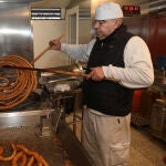 Jaime Rubio prepara churros en la Churrería Jardinillos dentro del parque del mismo nombre en Palencia