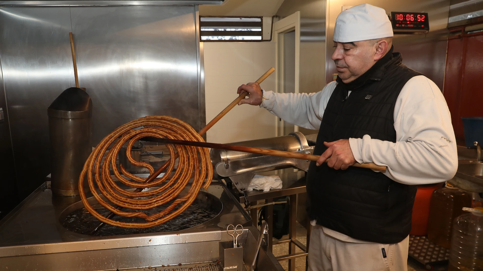 Jaime Rubio prepara churros en la Churrería Jardinillos dentro del parque del mismo nombre en Palencia