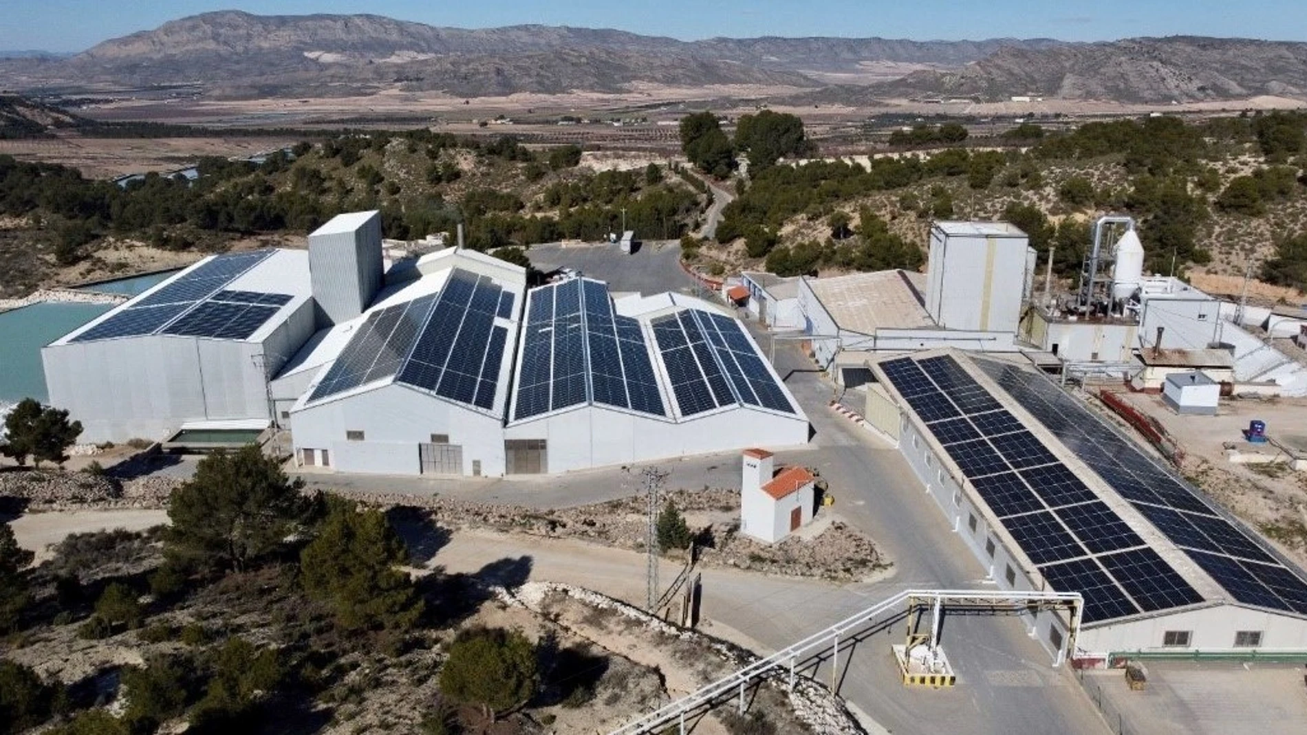 Instalación fotovoltaica de autoconsumo sobre cubierta de Jumsal 