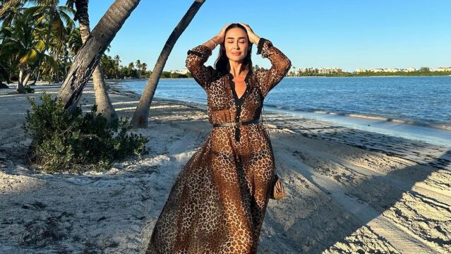 Vicky Martín Berrocal con caftán de animal print.