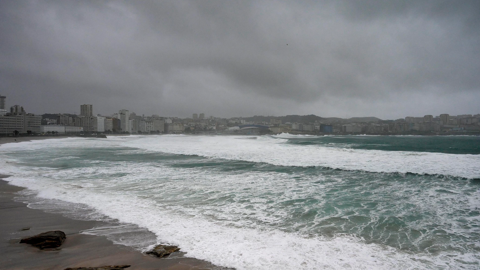 MURCIA.-Las temperaturas subirán este martes y nueve provincias de la mitad norte tendrán avisos por olas, viento o lluvia