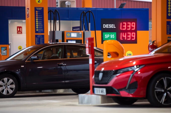 Imagen de gasolinera de bajo coste. Precio de los combustibles. © Jesús G. Feria.