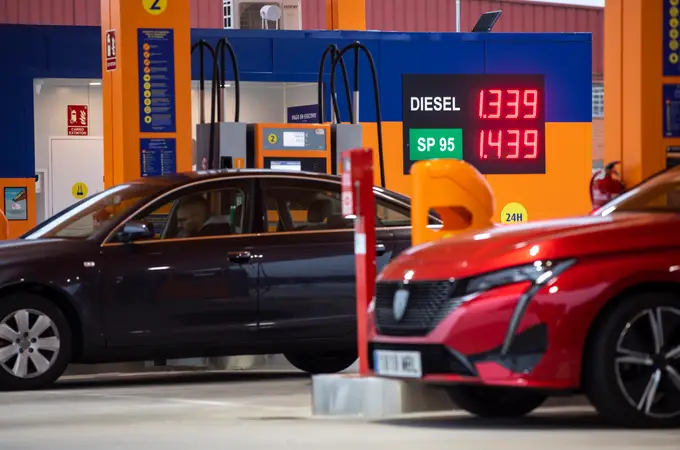 El precio de los carburantes da la bienvenida al 2024 con su primera subida en más de tres meses