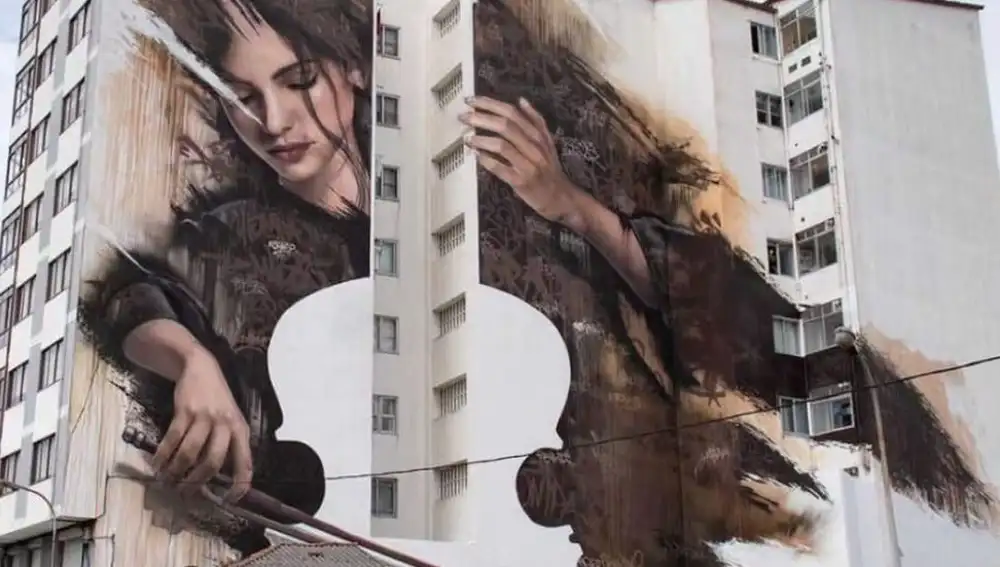 La pintura ocupa la superficie de un edificio de nueve pisos en la calle de A Fraga. 