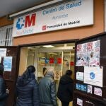Varias personas entran en el Centro de Atención Primaria de Abrantes, en Madrid
