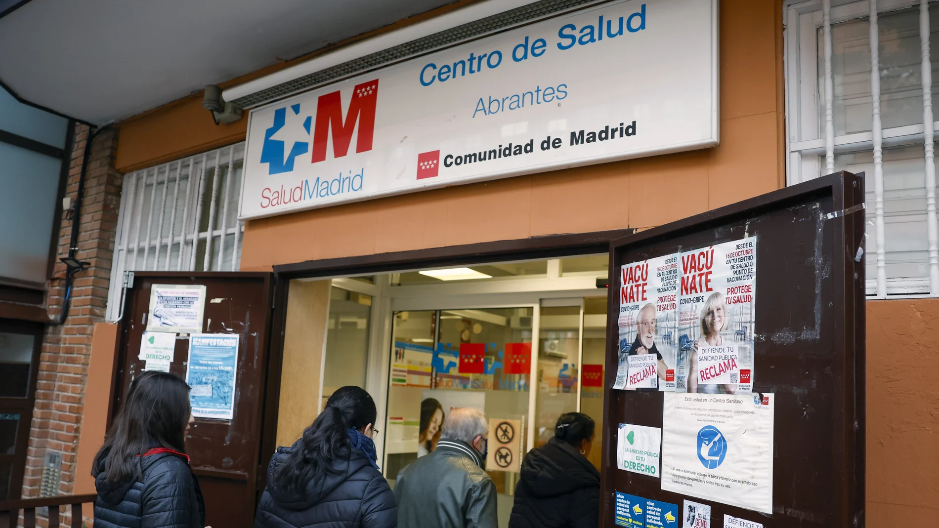 Varias personas entran en el Centro de Atención Primaria de Abrantes, en Madrid